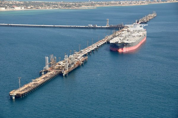 ثبت رکورد صادرات ۷ میلیون و ۱۰۰ هزار بشکه نفت ایران در یک روز