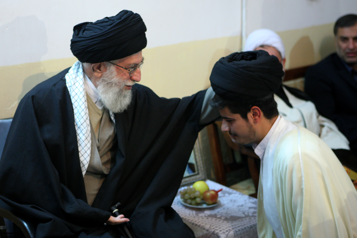 روایتی از عمامه‌گذاری یک طلبه به دست رهبر انقلاب/ بادیگارد، داستان سیستان و حافظ هفت... و پاسخ به یک سوال ساده