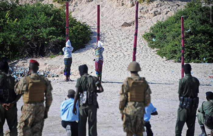  عکس/ تیرباران دو تروریست در سومالی 