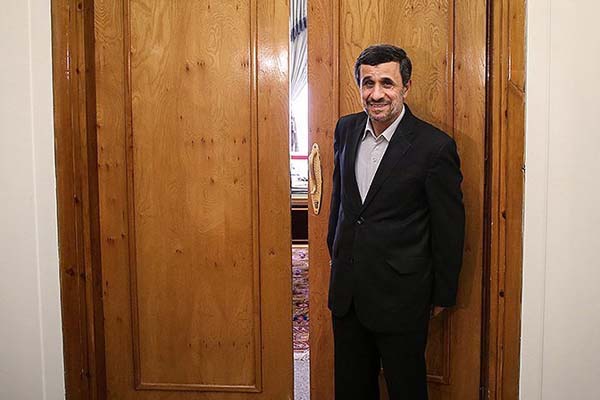 احمدی‌نژاد با "شلاق" سوژه شد