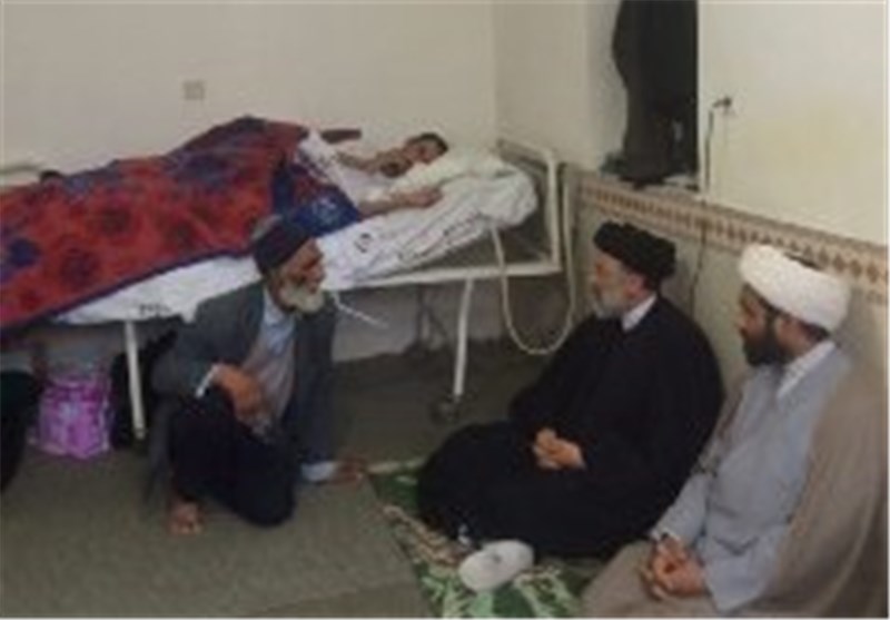 عیادت حجت الاسلام رئیسی از جانباز مدافع حرم و دستور فوری برای بستری وی در بیمارستان رضوی