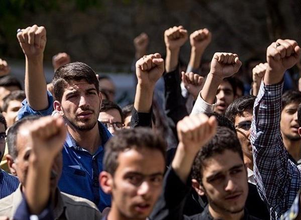تجمع اعتراضی جمعی از دانشجویان مقابل دفتر رئیس دانشگاه تهران 