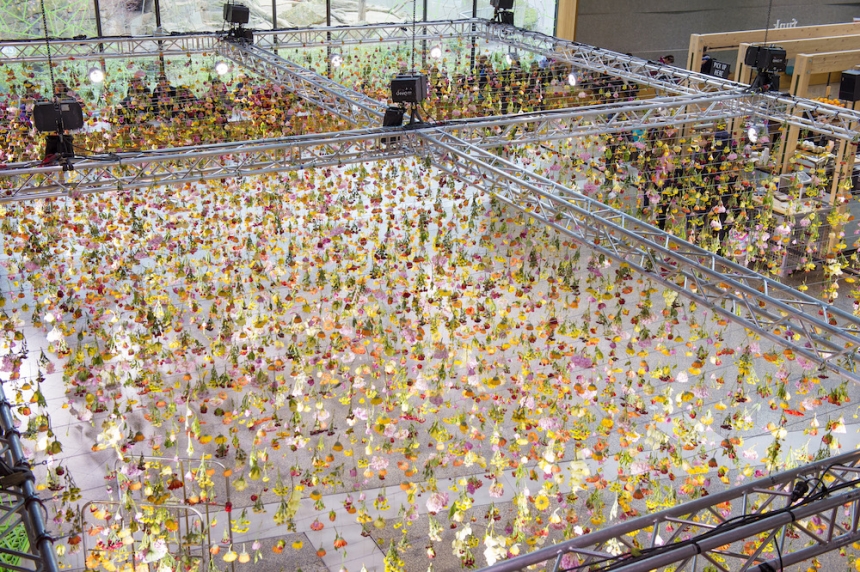 آویزان شدن گل ها از سقف نمایشگاه هنری+تصاویر  