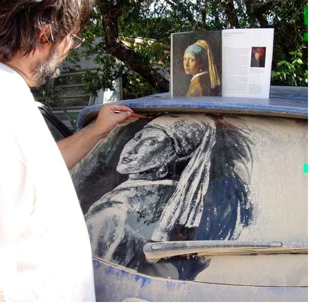 هنرنمایی روی شیشه گرد و خاک گرفته خودرو