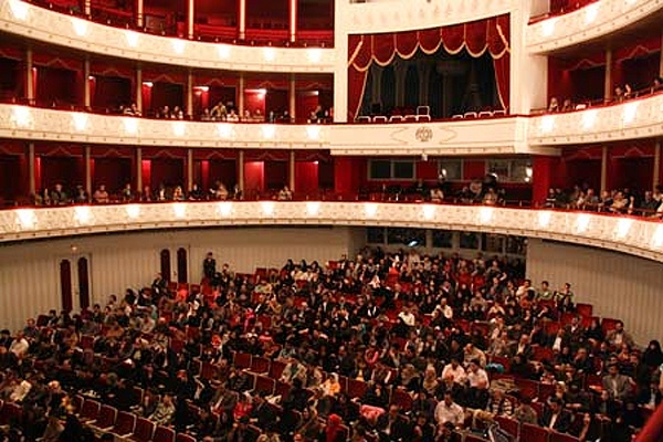 تالار وحدت محفل تئاتر بورژاویی شده است