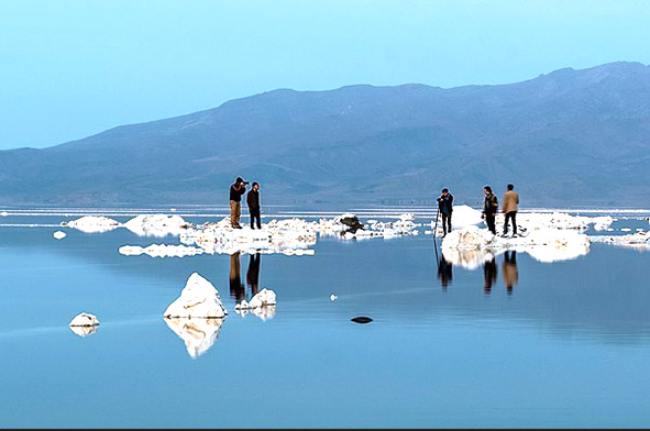 عکس یادگاری با دریاچه ارومیه/  گردشگران دوباره به درياچه اروميه می روند