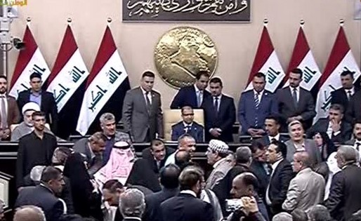 رفتاری که نمایندگان پارلمان عراق با رئیسشان کردند! + فیلم