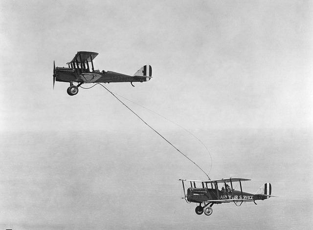عکسی از اولین سوخت گیری هوایی در سال ۱۹۲۳ میلادی