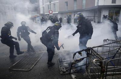 تظاهرات مخالفان لايحه تغيير قانون كار در فرانسه/ ۲۴ پليس مجروح شدند