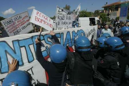 تظاهرات و درگیری بین معترضان و پلیس در ایتالیا+عکس