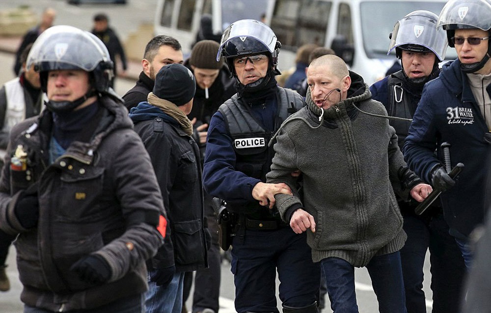 بازجویی حدود ۲ هزار نفر در فرانسه 