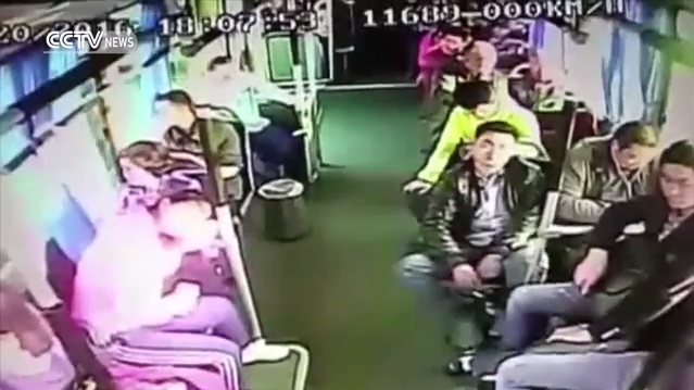 فیـلم / لحظه برخورد کامیون با اتوبوس در چین
