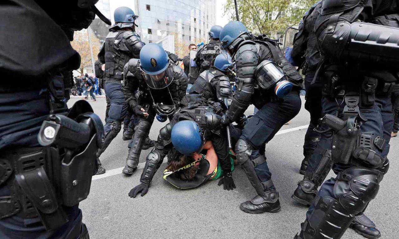 تظاهرات اصلاح قانون کار در فرانسه موجب زخمی شدن ۳۰۰ پلیس شد