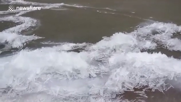 فیـلم / لحظات زیبا و جالب از شکستن یخ های یک دریاچه در روسیه