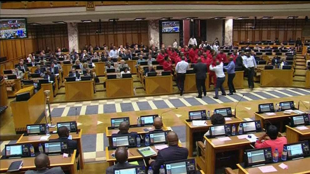 فیـلم / درگیری و زد و خورد در پارلمان آفریقای جنوبی