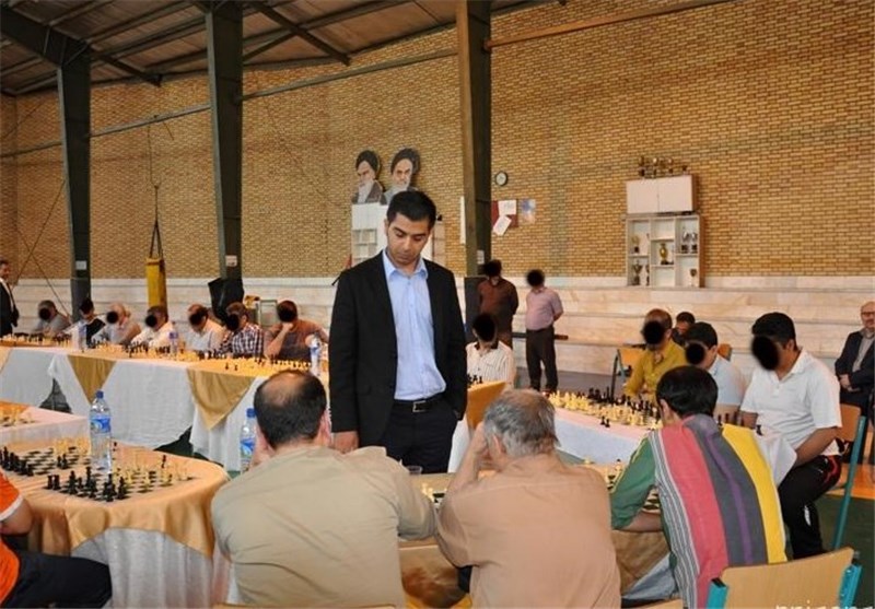 رقابت قهرمان شطرنج با ۳۳ زندانی در زندان