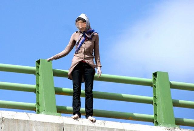فراگیر شدن خودکشی روی پل های عابر پیاده!/خودکشی زن جوان به دلیل نداشت پول پیش خانه