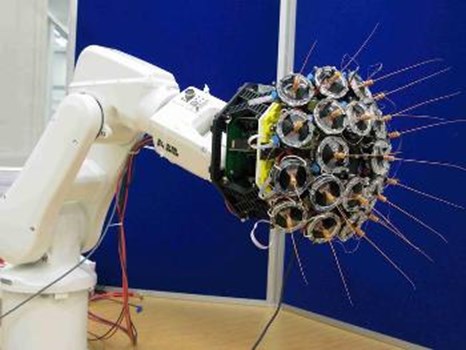 روباتی حیوانی که از سبیل‌هایش برای شناسایی محیط اطراف استفاده می‌کند 