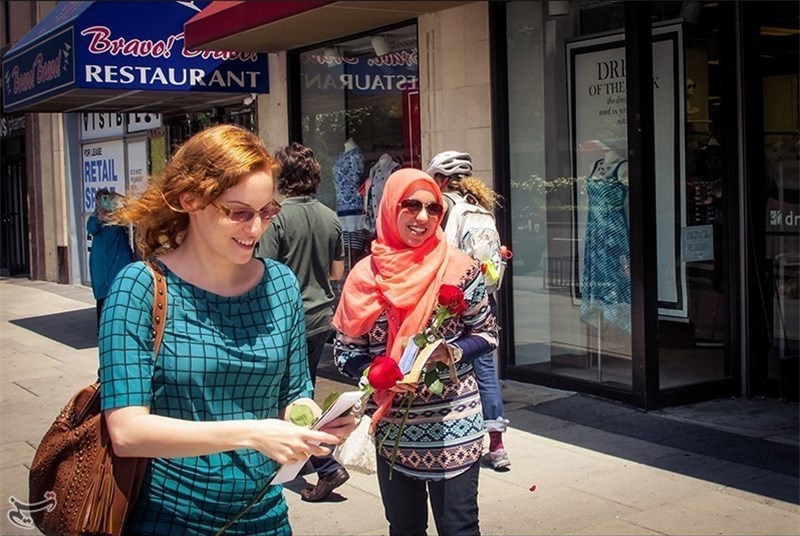 شاخه گل رز و پیام صلح اسلام در قلب آمریکا + تصاویر