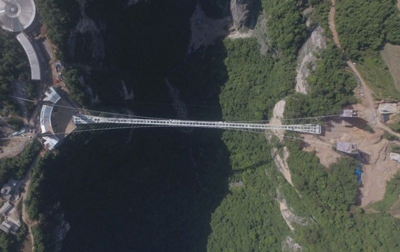 مرتفع‌ترین پل شیشه‌ای جهان + تصاویر