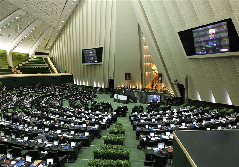 عباسی:«کف زدن» جایگاه مجلس را پائین می‌آورد/لاریجانی: نمایندگان شأن مجلس را رعایت کنند  