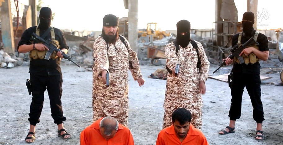 یک داعشی برادر خود را با خونسردی اعدام کرد + فیلم