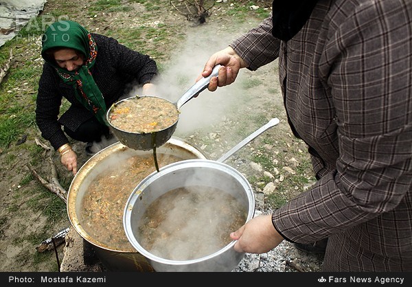 پُلق پُلقِ آش گزنه در روستای پدری