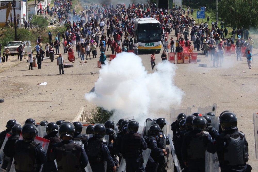 درگیری پلیس مکزیک با معلمان معترض ۳ کشته و ۴۵ زخمی برجای گذاشت  