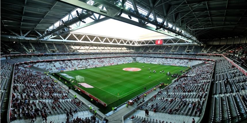 رنگ آمیزی چمن ورزشگاه‌های یورو توسط فرانسوی‌ها