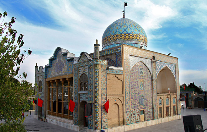دوازده پله و یک گنبد فیروزه ای