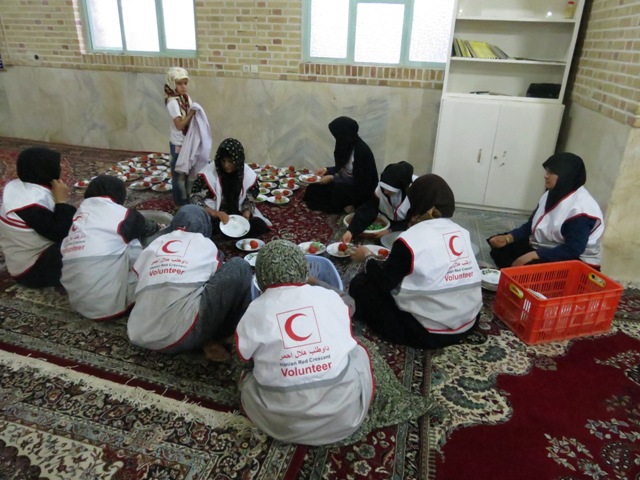 توزیع ۱۷۷۰ سبد غذایی و ۳۷ سفره مهربانی تا پایان هفته دوم ماه رمضان  در یزد 