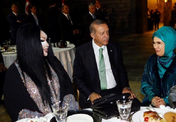 افطار اردوغان در کنار خوانندۀ تغییر جنسیت داده! + تصاویر