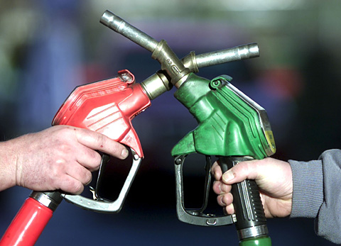 نرخ آزاد بنزین در ایران از متوسط نرخ فوب خلیج فارس بالاتر است