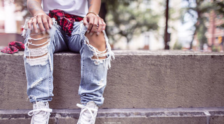 کار از دختران با مانتوی تنگ و ساپورت گذشته است و گویا نوبت برهنه شدن پسرها رسیده است!