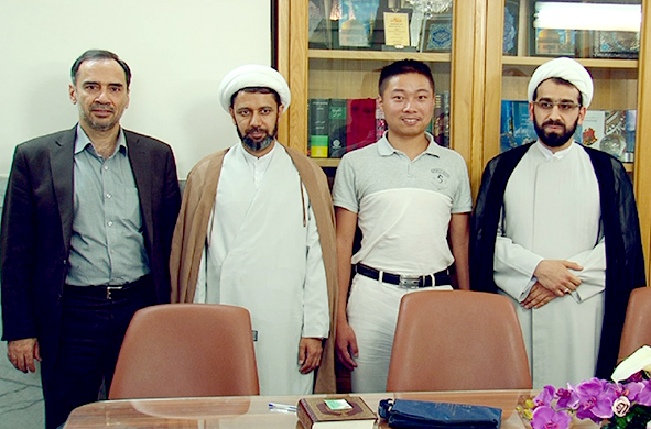  خبرنگار چینی در بارگاه منور رضوی به دین اسلام مشرف شد
