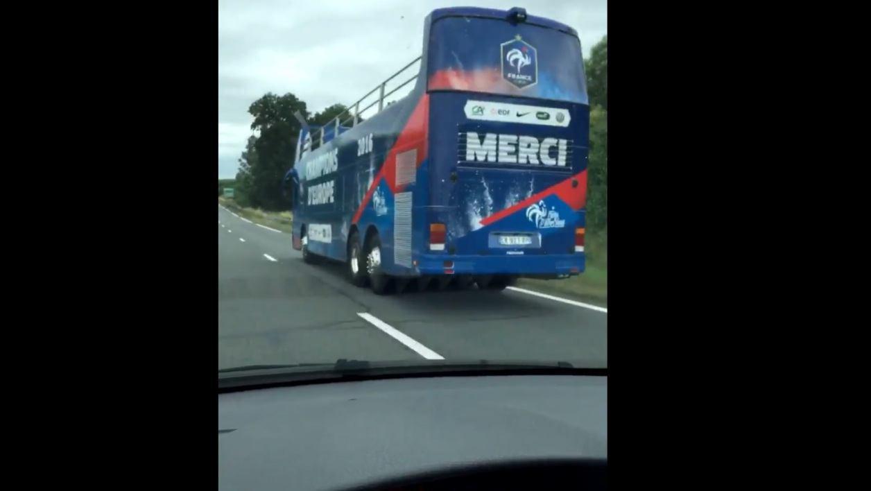 نمایش اتوبوس جشن قهرمانی فرانسه