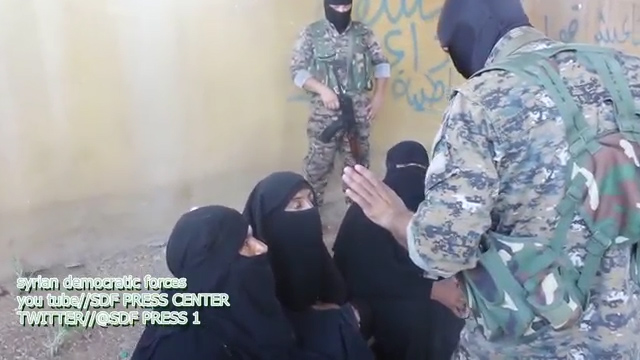 دستگیری عناصر داعش با چادر و روبند! + فیلم