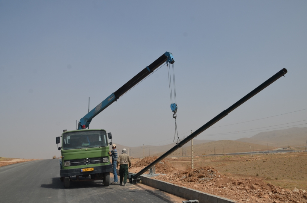 عملیات اجرای شبکه روشنایی جاده دسترسی آرامستان شهرکرد آغاز شد