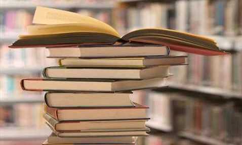 توزیع کتاب با موضوعات قرآنی در مدارس