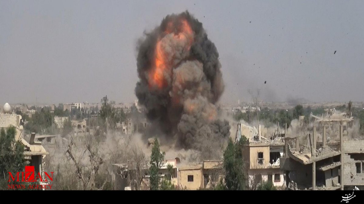 لحظه انفجار کمربند انتحاری عنصر داعشی در دیرالزور + عکس
