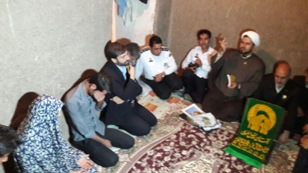 کمک‌رسانی خدام رضوی به یک خانواده کپرنشین در کرمان + عکس