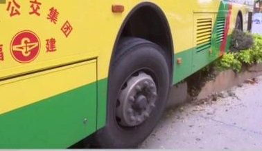 فیلم / بیهوش شدن راننده پشت فرمان اتوبوس در چین