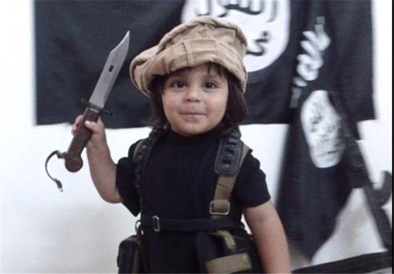 کودک داعشی باعث مرگ خود وخانواده اش شد 