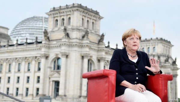 انتقاد مرکل از سیاست عدم پذیرش مهاجران مسلمان 