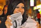 بانوی بحرینی، عکس پادشاه را در دادگاه پاره کرد