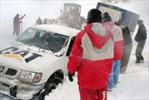 امدادرسانی به 200 خودروی گرفتار در برف و کولاک در آذربایجان شرقی/ امدادرسانی به واژگونی اتوبوس در اتوبان