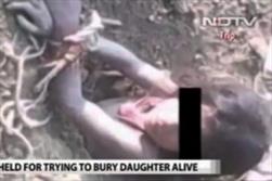 فیلم/ مرد هندی قصد داشت دخترش را زنده دفن کند