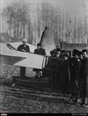 احمدشاه در کنار نخستین هواپیمای ایران