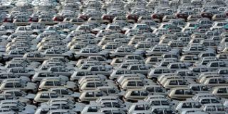 خودروسازان ؛حرکت در خلاف جریان اقتصاد/دریافت سود 28 درصدی از مردم