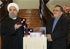رئیس‌جمهور از سکه طلا و ایران چک جدید با طرح حرم امام رضا(ع) رونمایی کرد